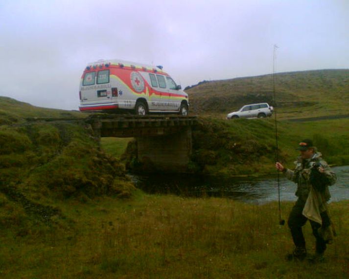 Brúin sem maðurinn var á leið upp á þegar hann hrasaði.