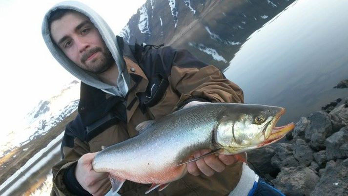 Guðmundur með flotta bleikju úr Hraunsfirði