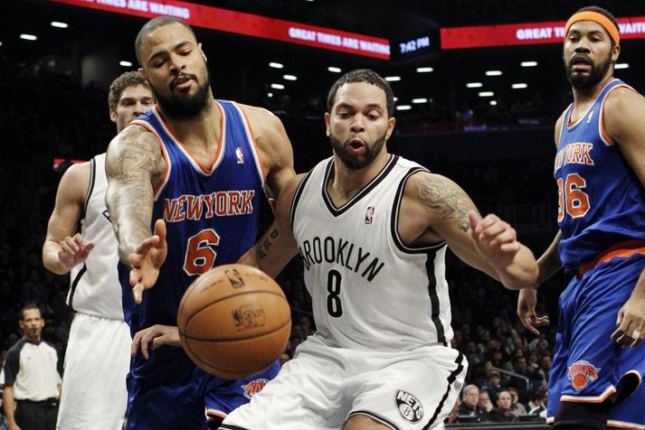 Tyson Chandler og Deron Williams í baráttunni.