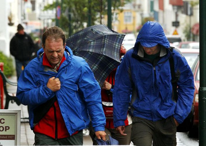 hvar er næsta regnhlíf?
Ferðmenn í rigningu í Reykjavík. Í framtíðinni gætu þeir nýtt sér auglýsingar frá Google.
fréttablaðið/anton