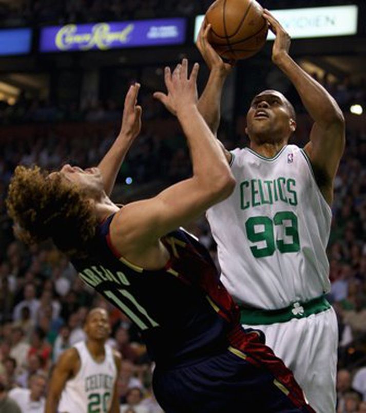 Anderson Varejao hjá Cleveland er einn þeirra sem gagnrýndir hafa verið fyrir leikræn tilþrif. Hér tekur hann dýfu gegn PJ Brown hjá Boston í úrslitakeppninni