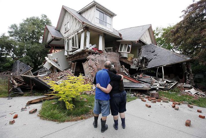 Gerónýtt heimili Hjónin Murray og Kelly James fyrir utan heimili sitt í Christchurch daginn eftir jarðskjálftann.nordicphotos/AFP