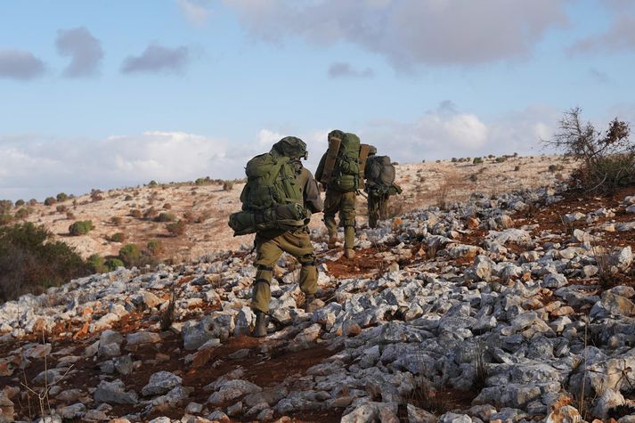 Ísraelskir hermenn í Líbanon. Yfirlýsingar hersins gefa til kynna að umfang innrásarinnar gæti aukist.