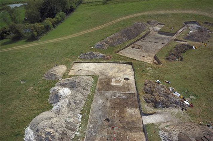 Leirgólfin í steinaldarþorpinu við Stonehenge, skera sig vel úr.