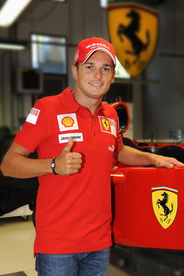 Giancarlo Fisichella í rauðlituðum fatnaði Ferrari og stoltur af því.