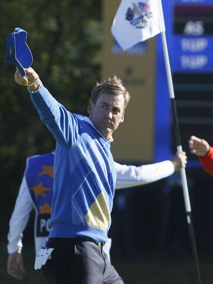 Ian Poulter fagnar sigri í sínum leik.