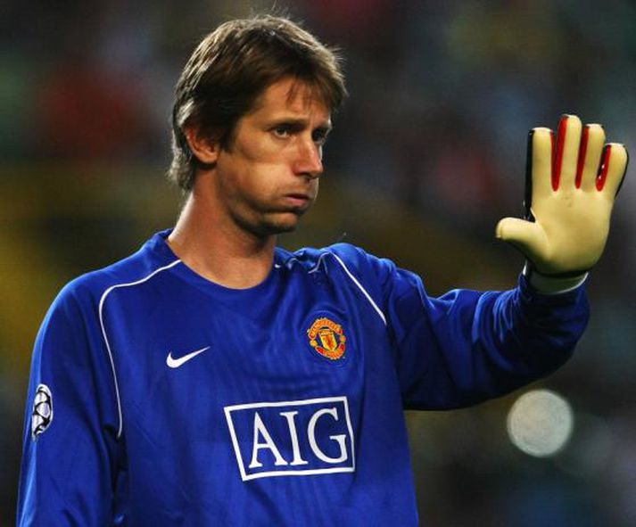 Van der Sar stendur milli stangana.