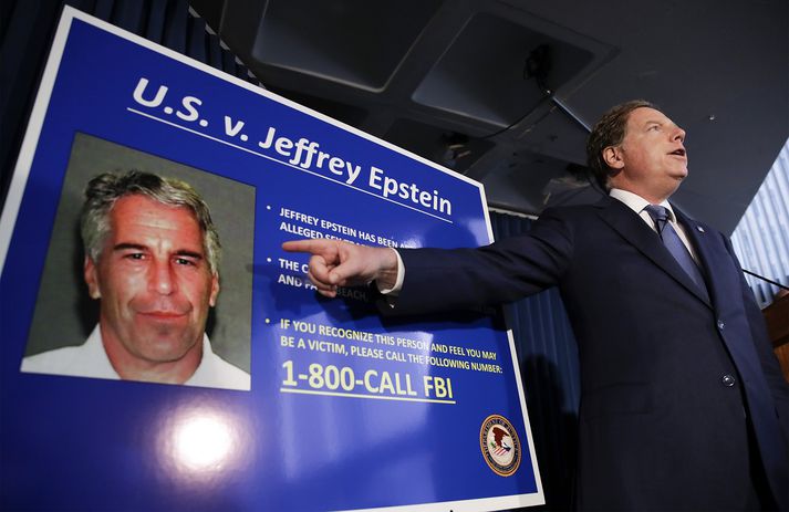 Epstein var handtekinn snemma í júlí og sakaður um mansal á ungum stúlkum í New York og Flórída.