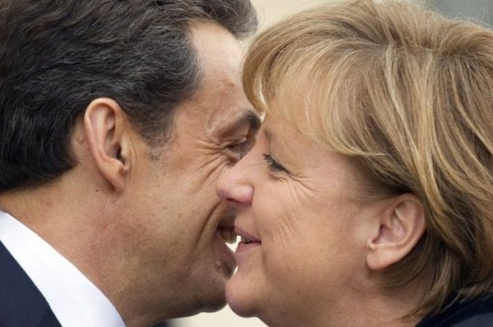 Það fer ágætlega á með þeim Sarkozy og Merkel eins og sést á þessari mynd.