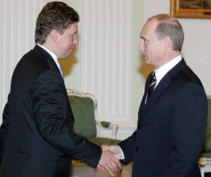 Forstjóri Gazprom (t.v.) og Vladimir Putin (t.h.) ræðast hér við nýlega.