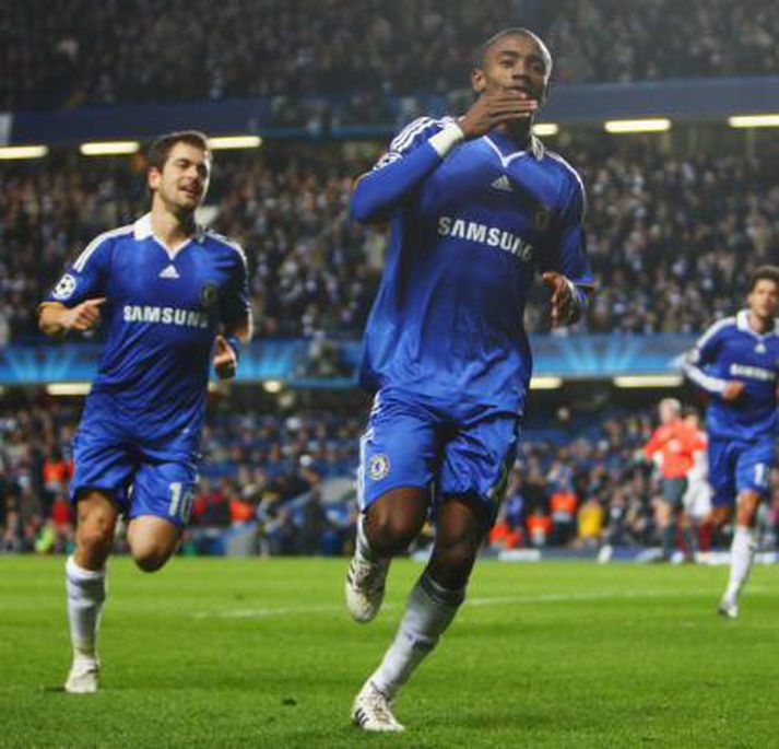 Kalou fagnar fyrra marki Chelsea.