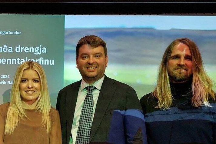Ráðherrarnir Áslaug Arna og Ásmundur Einar ásamt skýrsluhöfundi Tryggva Hjaltasyni.