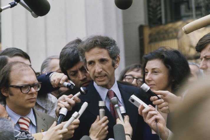 Daniel Ellsberg, fyrir miðju, ásamt Tony Russo, sem birti gögn frá Ellsberg í The New York Times. Myndin er frá árinu 1973 þegar málaferli gegn þeim voru í gangi.