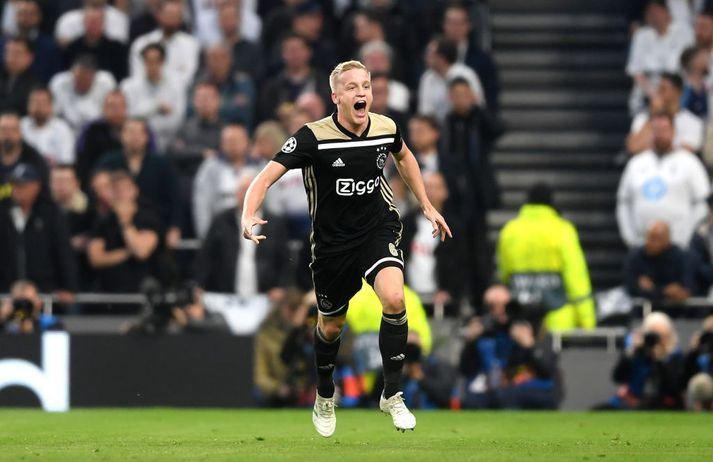 Donny van de Beek fagnar marki sínu