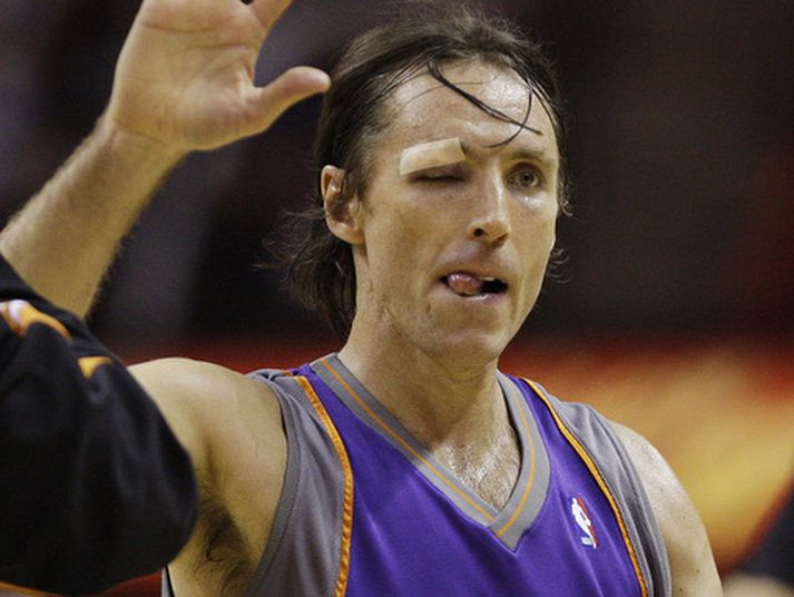 Steve Nash fagnar sigri í nótt.