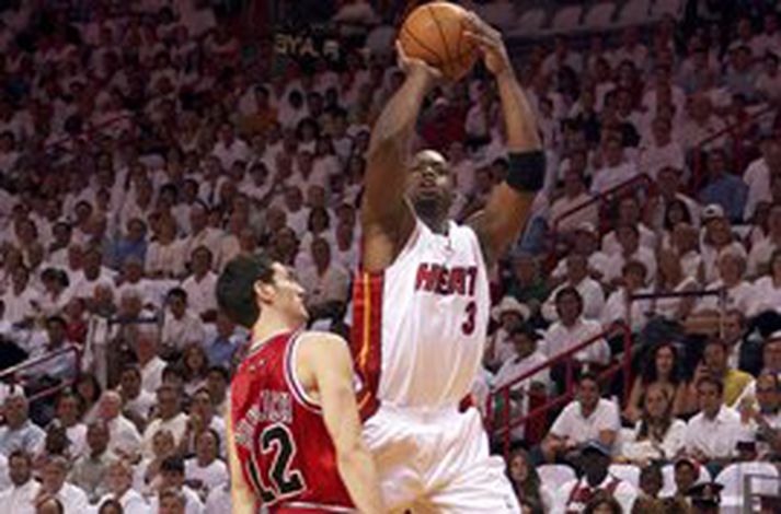 Dwayne Wade skorar hér yfir Kirk Hinrich í leiknum í gær, en Wade kláraði dæmið á síðustu sekúndunum þrátt fyrir að vera aumur í kálfa. Miami er nú komið í þægilega stöðu í einvíginu