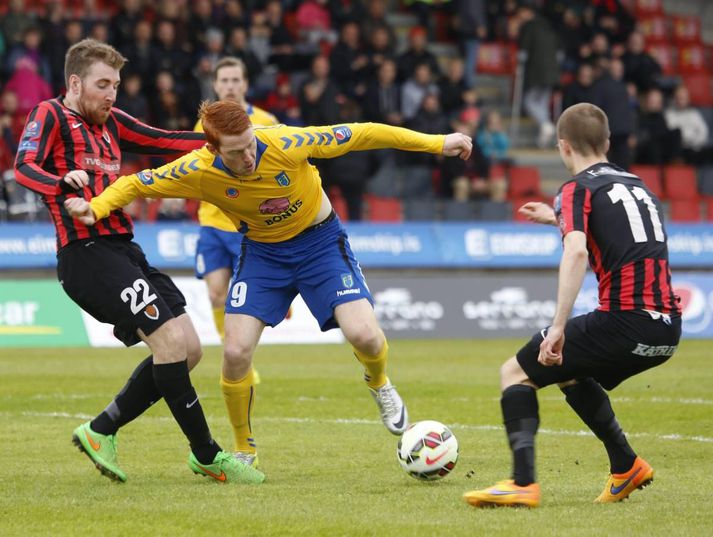 Þórir Guðjónsson, Fjölni, í baráttu við Víkingana Alan Lowing og Dofra Snorrason.