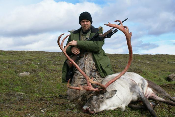 Óvíst er hvort þessi knái veiðimaður hafi efni á því að komast til veiða en leyfin hafa hækkað verulega í verði á undanförnum árum.