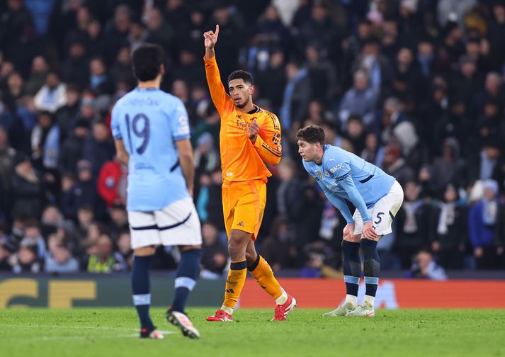 Jude Bellingham fagnar sigurmarki sínu fyrir Real Madrid á móti Manchester City í kvöld.