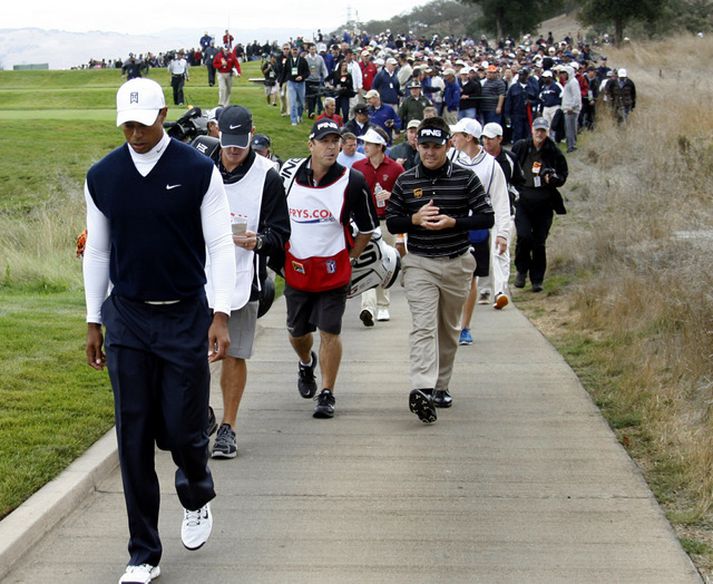 Tiger Woods náði sér ekki á strik í gær en að venju var gríðarlegur fjöldi áhorfenda sem fylgdist með kappanum.