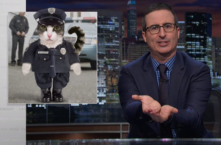 John Oliver og ímyndaði lögreglukötturinn Whiskers.