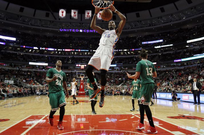 Joakim Noah er búinn að missa hér Kevin Durant og KD treður boltanum í körfuna.