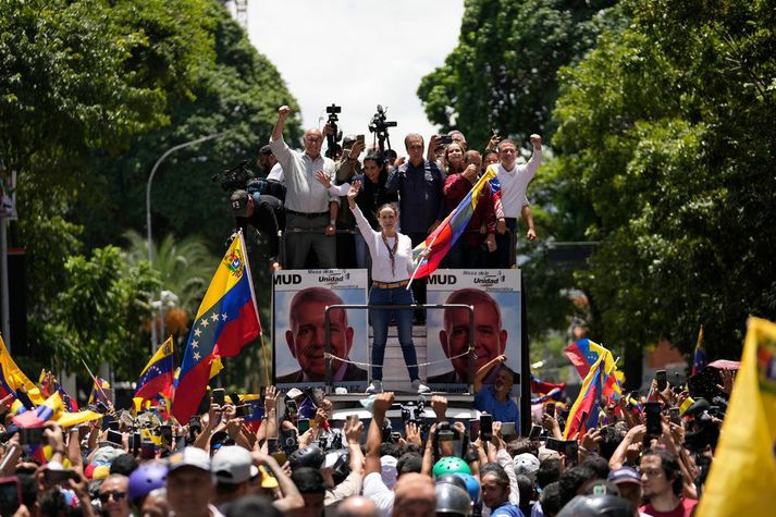 María Corina Machado ávarpaði stuðningsfólk stjórnarandstöðunnar úr vörubíl á mótmælum í Caracas í gær.