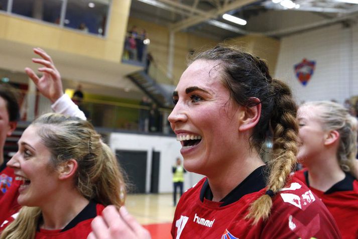 Hér fagna Rebekka Rut Skúladóttir og Anna Úrsúla Guðmundsdóttir Íslandsmeistaratitli Vals á síðasta ári.