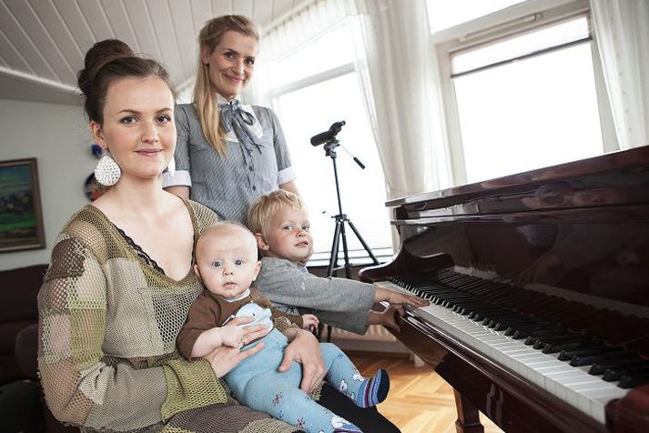 Ragnheiður Gröndal og Védís Hervör leiða saman hesta sína á tónleikum á morgun þar sem Védís kemur út úr skápnum með nýtt efni ásamt eiginmanni sínum.
Fréttablaðið/ernir