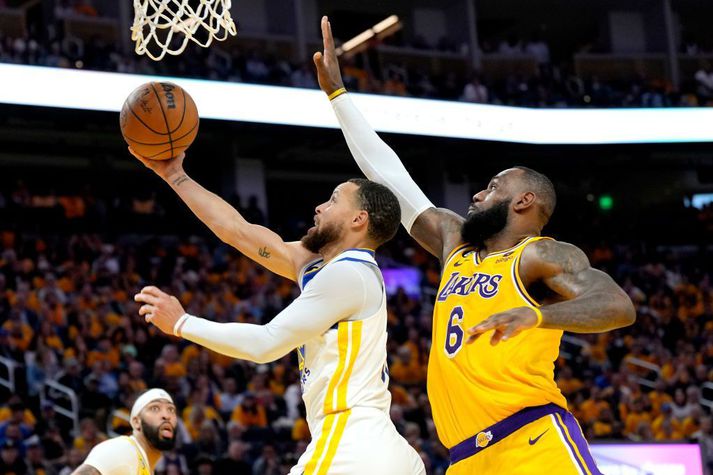 LeBron James reynir að stöðva Stephen Curry í leik fimm í einvígi LA Lakers og Golden State Warriors. Lakers eru 3-2 yfir, einum sigri frá því að komast í úrslitaeinvígi við Denver Nuggets í vesturdeildinni.