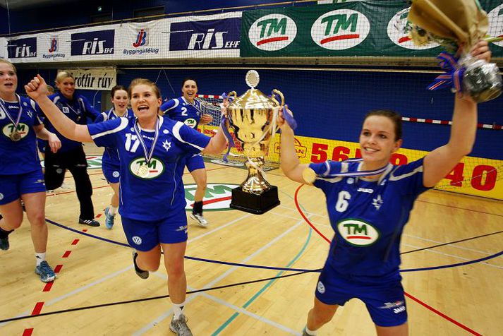 Elísabet Gunnarsdóttir og Kristín Clausen fagna Íslandsmeistaratitlinum með Stjörnunni árið 2009.