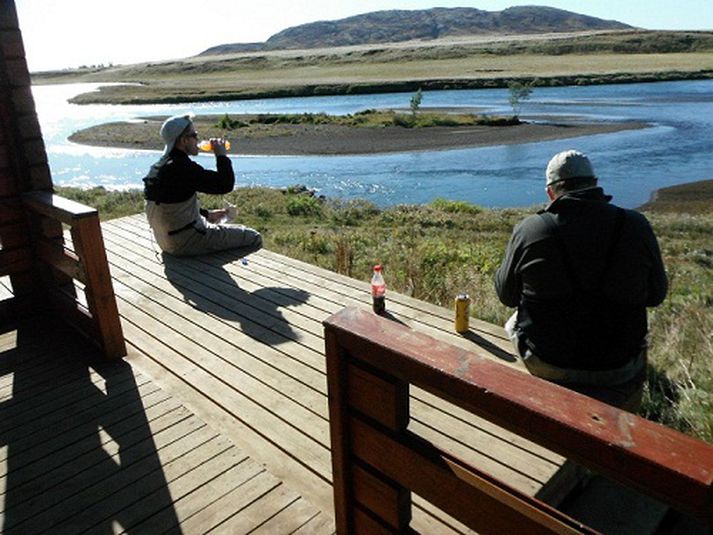 Veiðimenn svala þorstanum við Brúará síðasta haust.