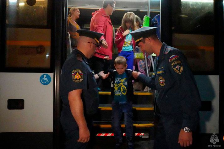 Flóttamenn frá Kúrsk koma til Moskvu þar sem tímabundin skýli hafa verið sett upp fyrir fólk sem flýr átökin í héraðinu.