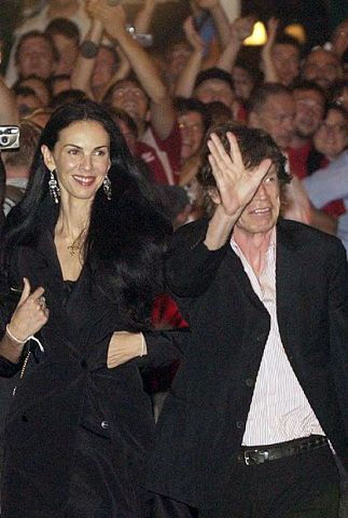 Mick Jagger er búinn að biðja fyrirsætunnar L´Wren Scott og eru þau búin að kaupa sér einbýlishús saman.