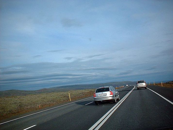 Ekið yfir heila línu. Fjölmörg alvarleg umferðarslys hafa orðið þegar ökumenn aka yfir heila línu á þjóðvegunum.