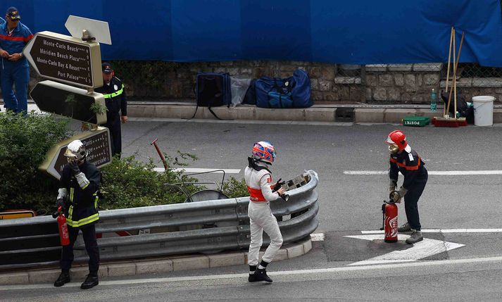 Jenson Button á röltinu eftir að bíll hans bilaði í Móankó og hann varð að hætta keppni.