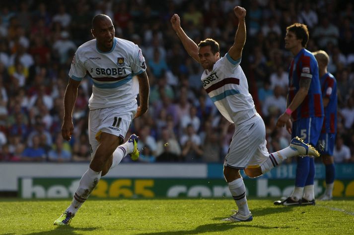 Carew fagnar marki með West Ham á sínum tíma.