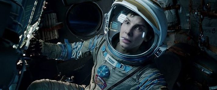 Sandra Bullock fer með hlutverk geimfara í spennumyndinni Gravity eftir leikstjórann Alfonso Cuarón.