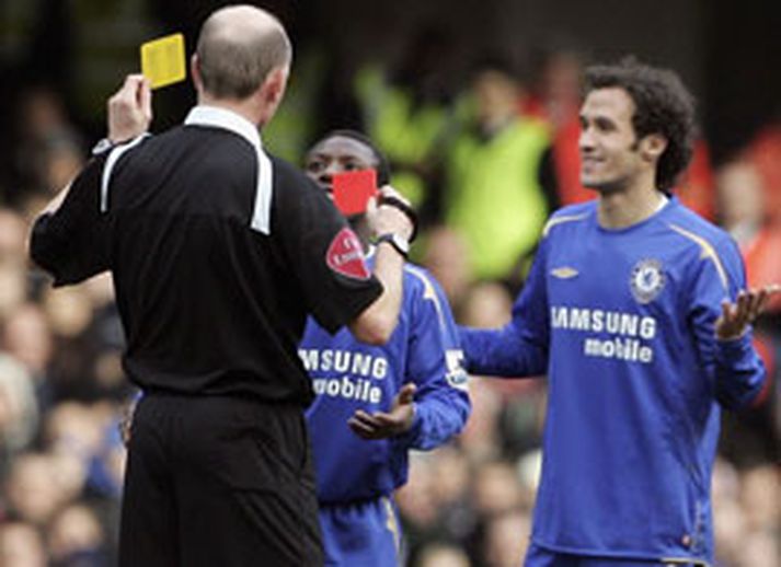 Steve Bennett dómari vísar hér Carvalho af velli á Stamford Bridge í dag. Shaun litli Wright-Philips lítur upp til Bennetts og mótmælir.