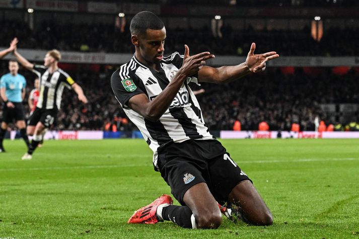 Hinn sjóðheiti Alexander Isak verður í sviðsljósinu með Newcastle United í enska bikarnum í dag.