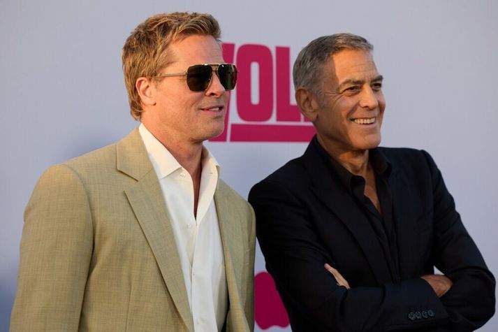 George Clooney með Brad Pitt á rauða dreglinum eftir að kvikmynd þeirra Wolfs var frumsýnd í september á síðasta ári. 