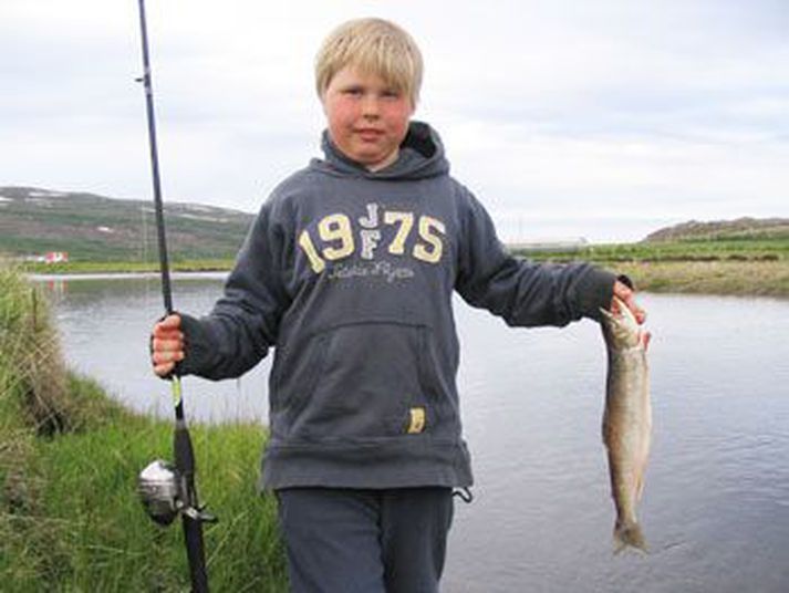 Bjarni Steinn Haraldsson var einn þeirra íbúa  sem veitt hefur í boði Kaldaraneshrepps í Bjarnarfjarðará.