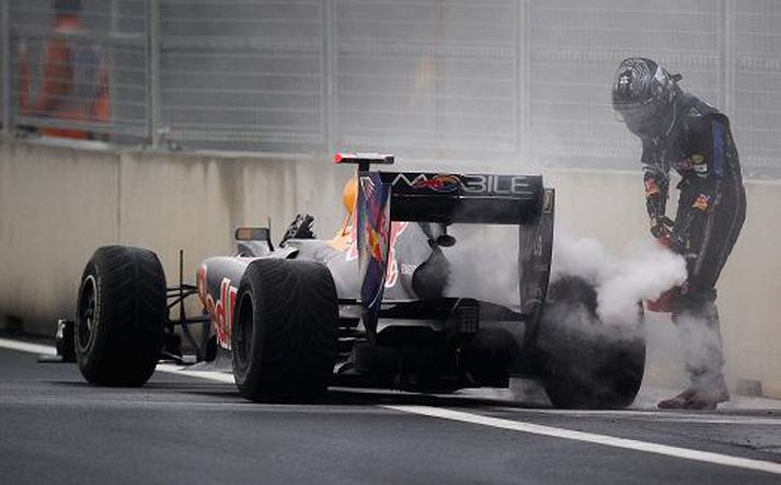 Sebastian Vettel er hér með slökkvitæki eftir að vélin bilaði í bíla hans í Suður Kóreu í gær.