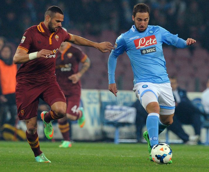 Gonzalo Higuain sækir að Leandro Castan.