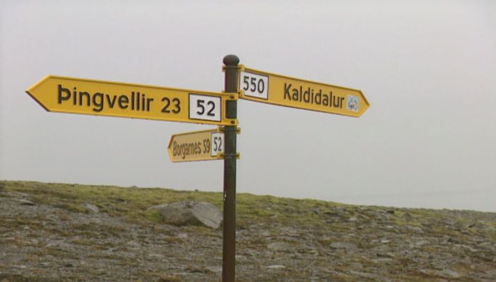Við gatnamót Kaldadals og Uxahryggja ofan Þingvalla. Báðar þær leiðir hafa núna verið opnaðar.