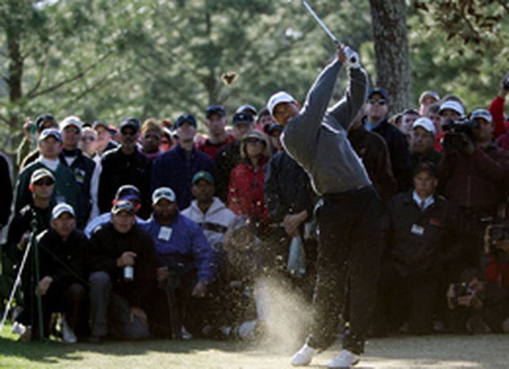 Tiger Woods er í hópi efstu manna fyrir lokadag Masters-mótsins í kvöld.