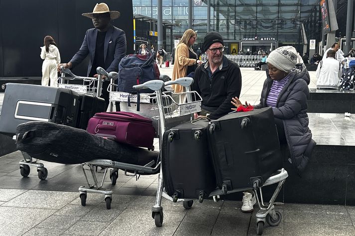 Farþegar biðu í rólegheitum eftir því að flugferðir gætu hafist á nýjan leik.