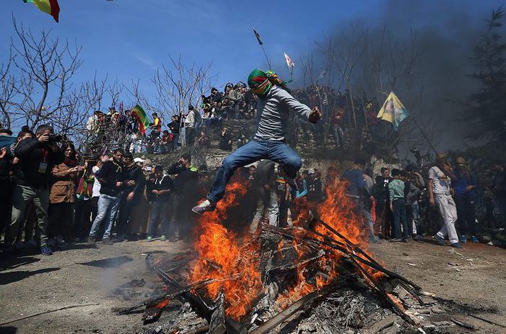 Stuðningsmaður Ocalan stekkur yfir bál í Istanbúl á "nowruz“ hátíðinni. "Nowruz“ er persneskt orð yfir nýár.