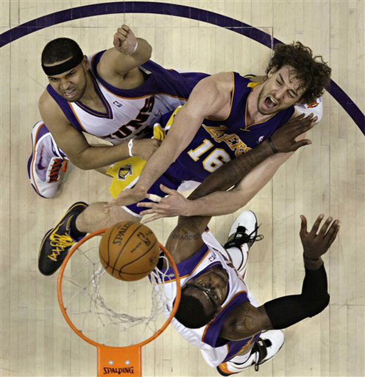 Pau Gasol í baráttu við Chris Dudley og Amare Stoudemire í nótt.