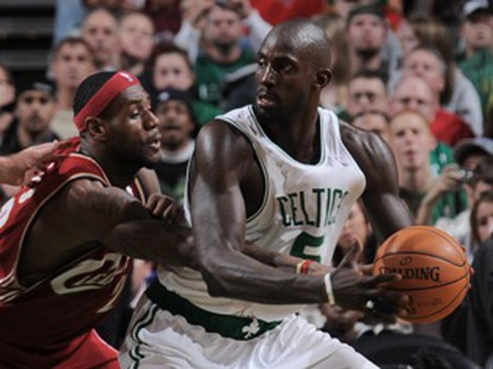 Garnett sækir hér að LeBron James í leiknum í nótt